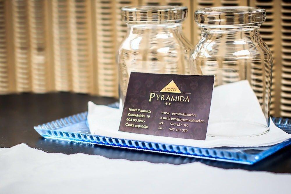 Hotel Pyramida เบอร์โน ภายนอก รูปภาพ