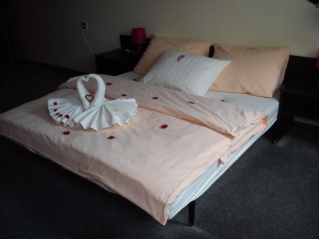 Hotel Pyramida เบอร์โน ภายนอก รูปภาพ
