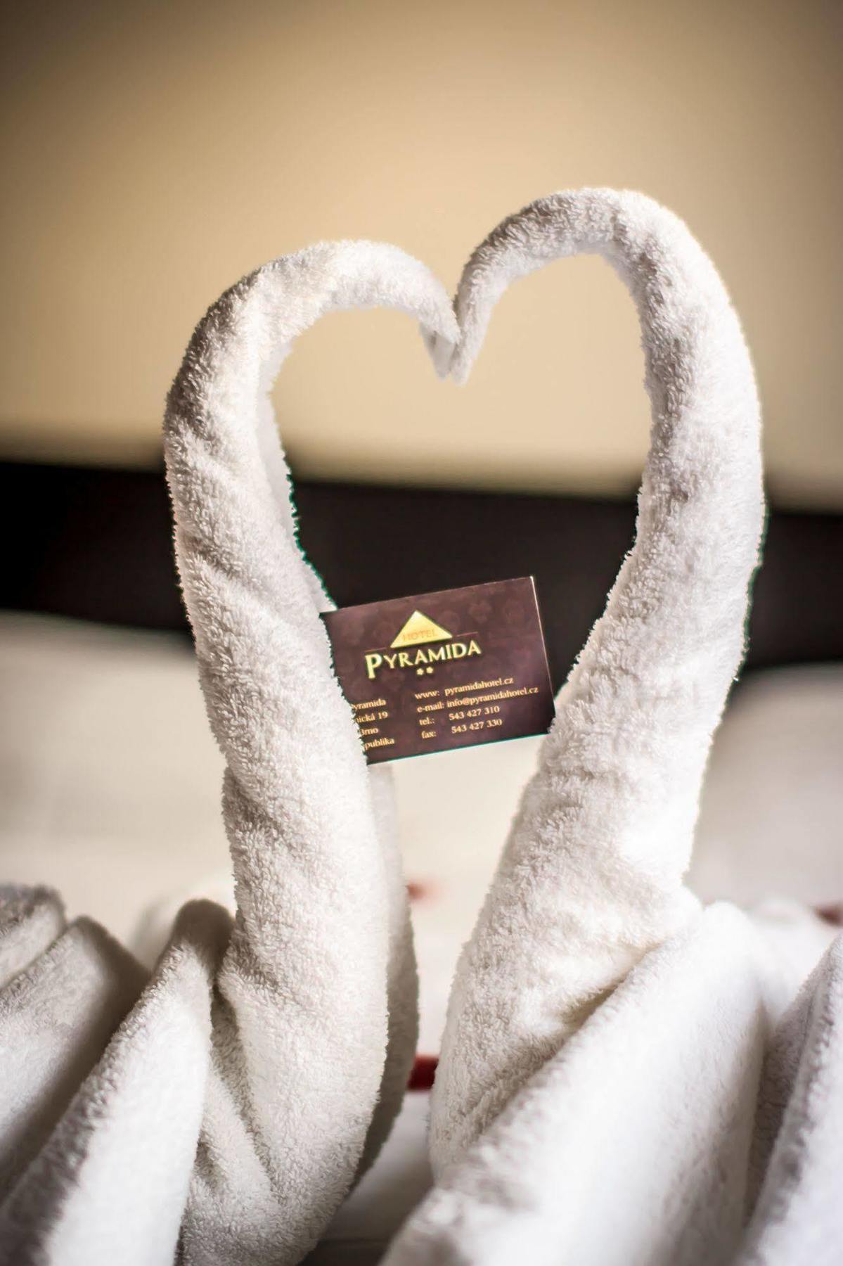 Hotel Pyramida เบอร์โน ภายนอก รูปภาพ