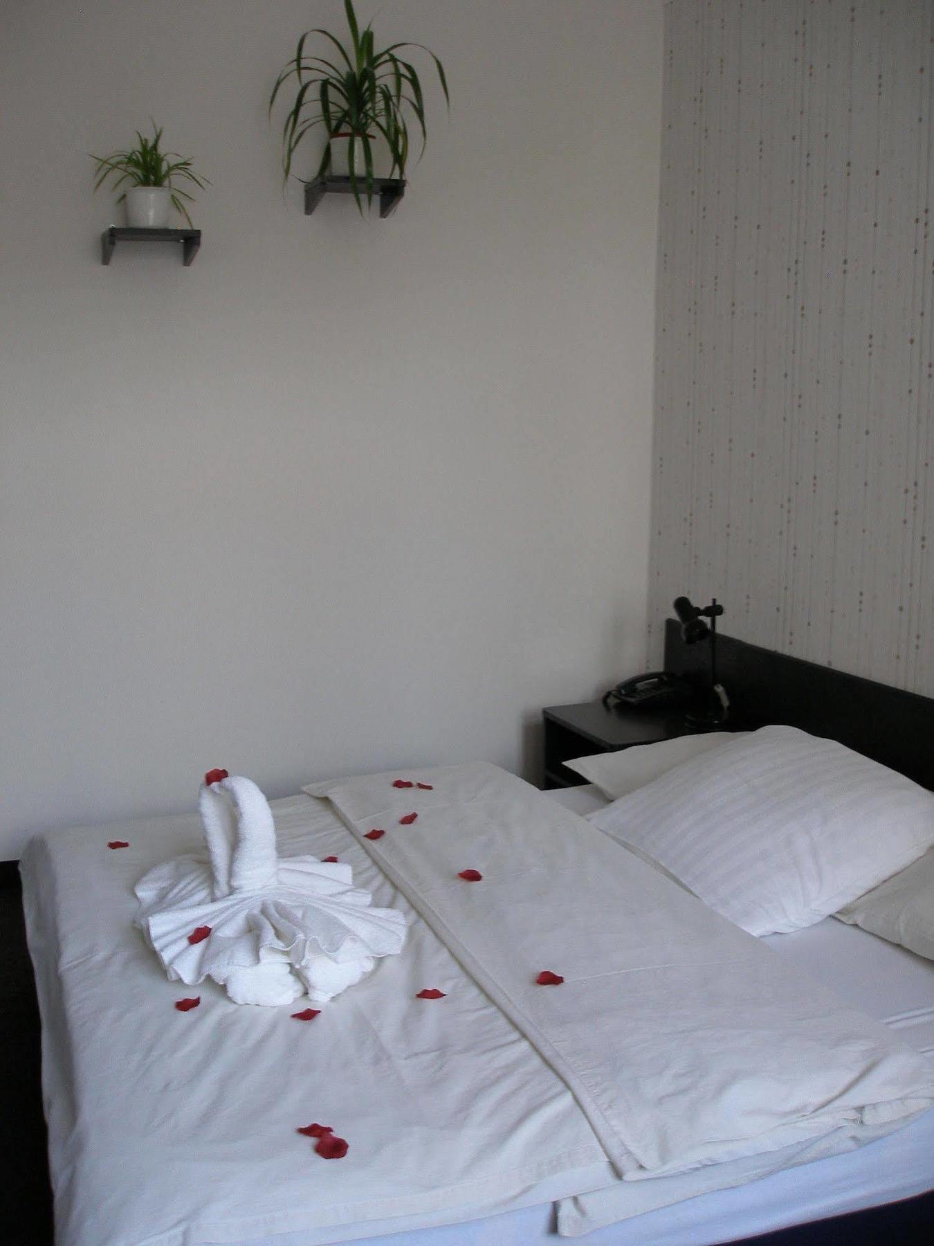 Hotel Pyramida เบอร์โน ภายนอก รูปภาพ