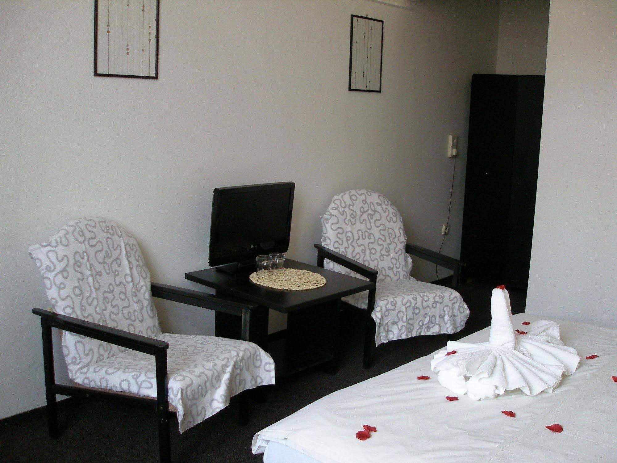 Hotel Pyramida เบอร์โน ภายนอก รูปภาพ